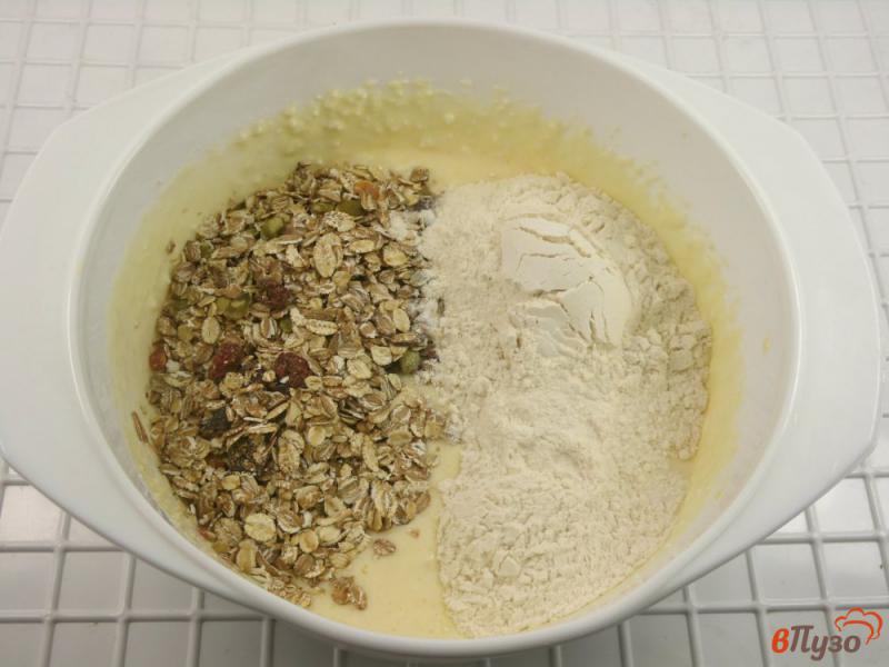 Фото приготовление рецепта: Кексы творожные с мюсли и красной смородиной шаг №3