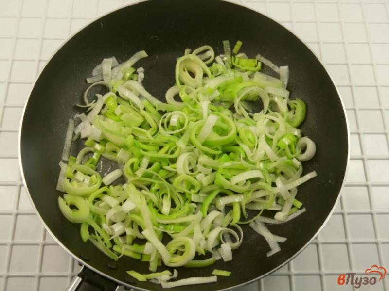 Фото приготовление рецепта: Салат из помидоров черри с луком-пореем и перцем шаг №1