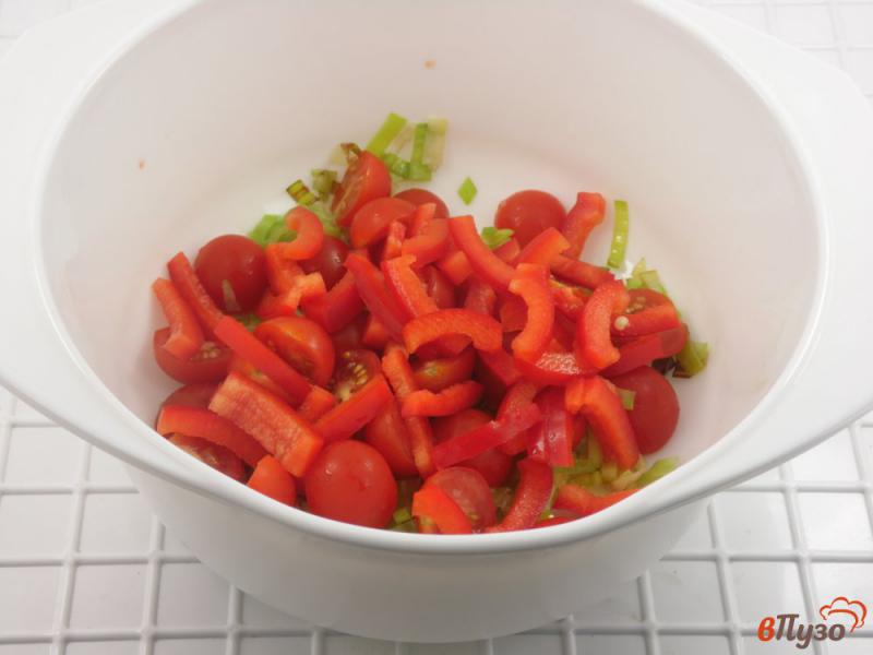 Фото приготовление рецепта: Салат из помидоров черри с луком-пореем и перцем шаг №2