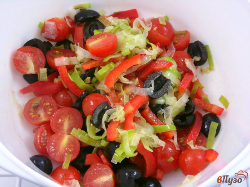 Фото приготовление рецепта: Салат из помидоров черри с луком-пореем и перцем шаг №3