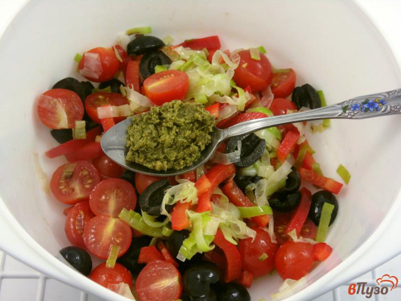 Фото приготовление рецепта: Салат из помидоров черри с луком-пореем и перцем шаг №4