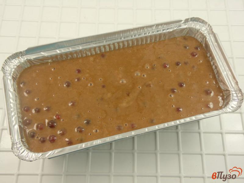 Фото приготовление рецепта: Кекс постный шоколадный с красной смородиной шаг №7