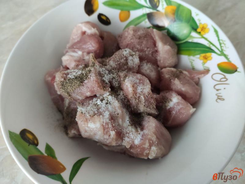 Фото приготовление рецепта: Картошка тушёная со свининой шаг №1