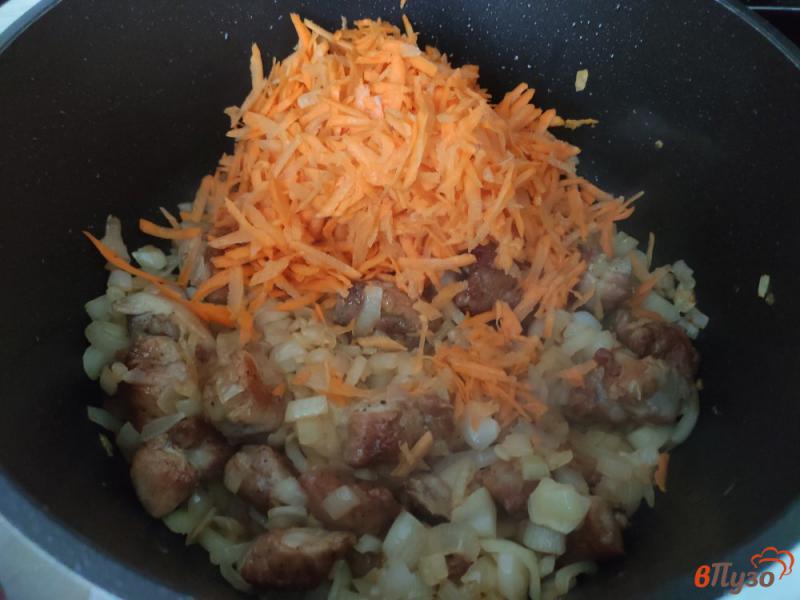 Фото приготовление рецепта: Картошка тушёная со свининой шаг №4