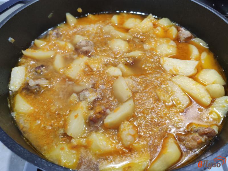 Фото приготовление рецепта: Картошка тушёная со свининой шаг №7