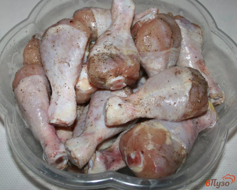 Фото приготовление рецепта: Картофель с куриными ножками в духовке шаг №3