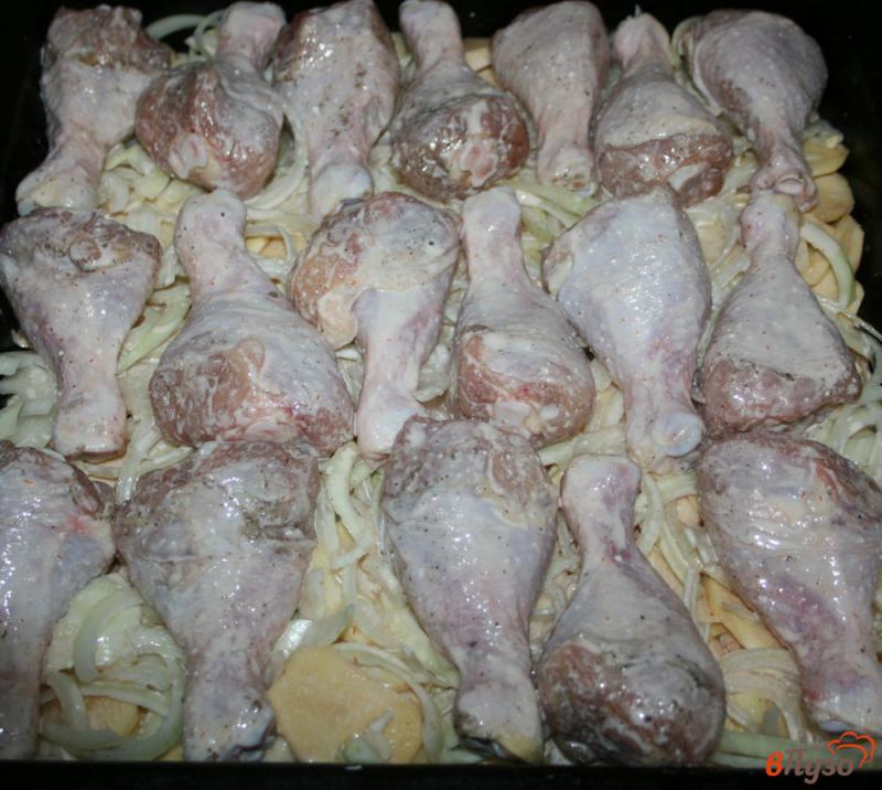 Фото приготовление рецепта: Картофель с куриными ножками в духовке шаг №6