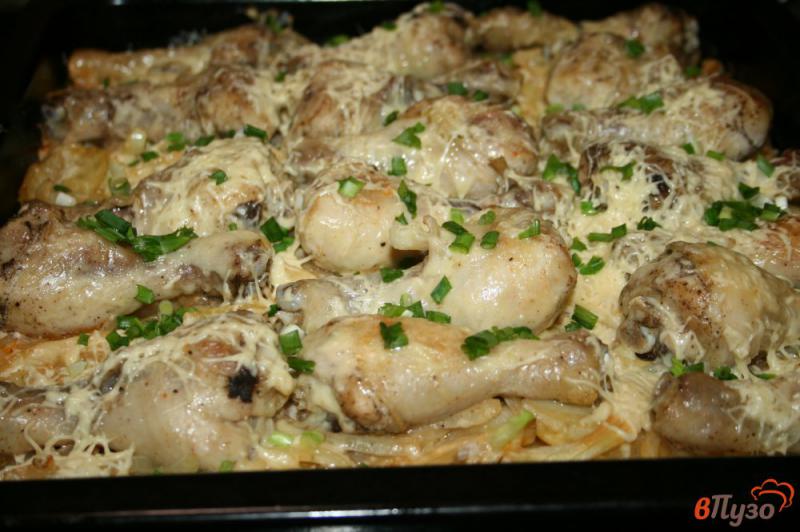 Фото приготовление рецепта: Картофель с куриными ножками в духовке шаг №7