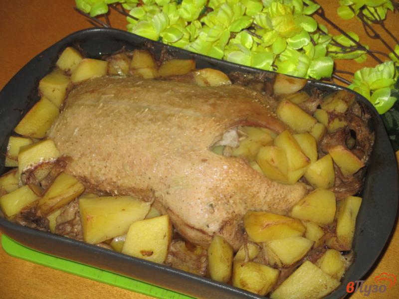 Фото приготовление рецепта: Утка запеченная с картофелем и вешенками шаг №6