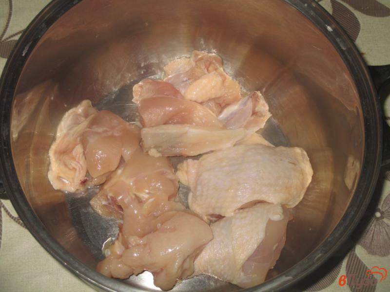 Фото приготовление рецепта: Суп куриный с лапшой и опятами шаг №1