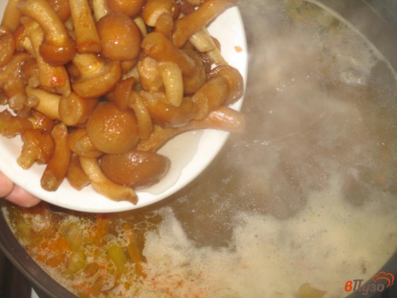Фото приготовление рецепта: Суп куриный с лапшой и опятами шаг №4