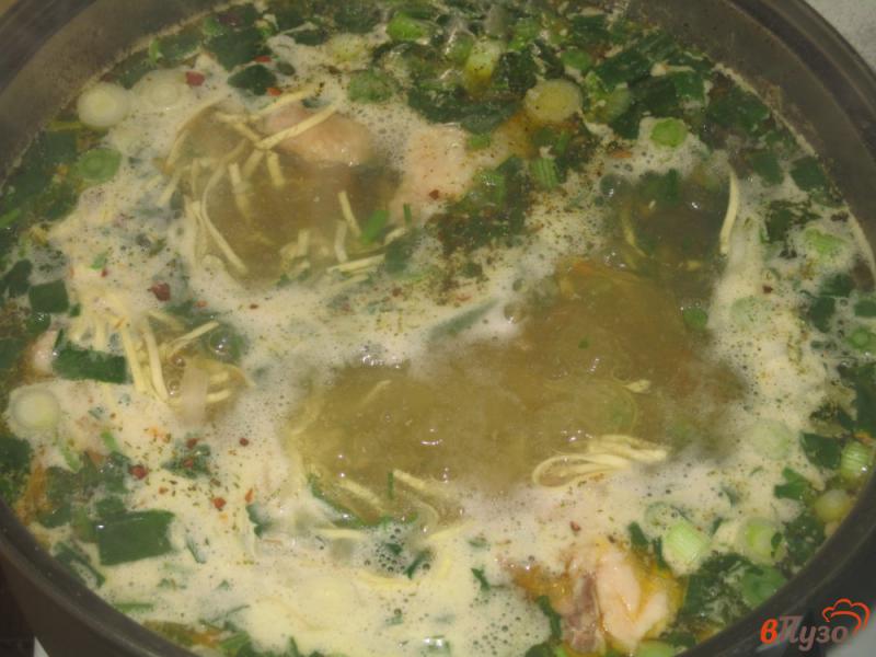 Фото приготовление рецепта: Суп куриный с лапшой и опятами шаг №6