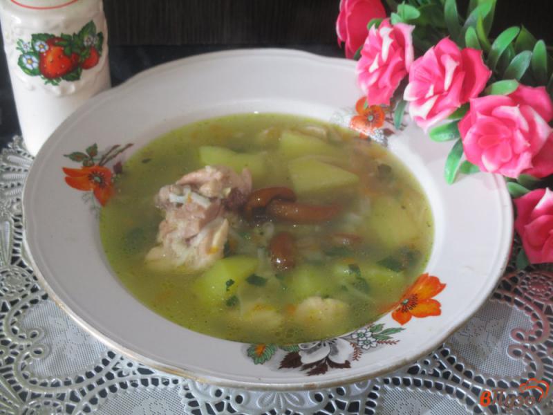 Фото приготовление рецепта: Суп куриный с лапшой и опятами шаг №7