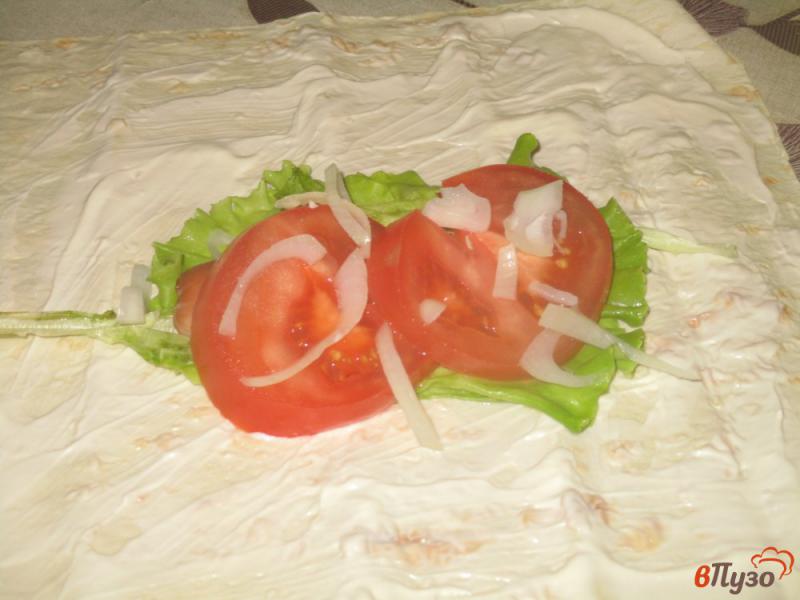Фото приготовление рецепта: Сосиски в лаваше с зеленью и помидорами шаг №2