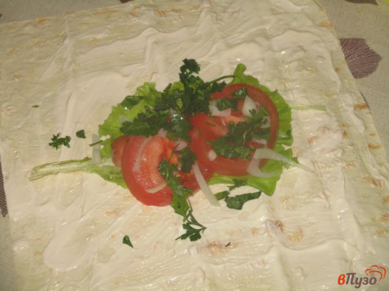 Фото приготовление рецепта: Сосиски в лаваше с зеленью и помидорами шаг №3