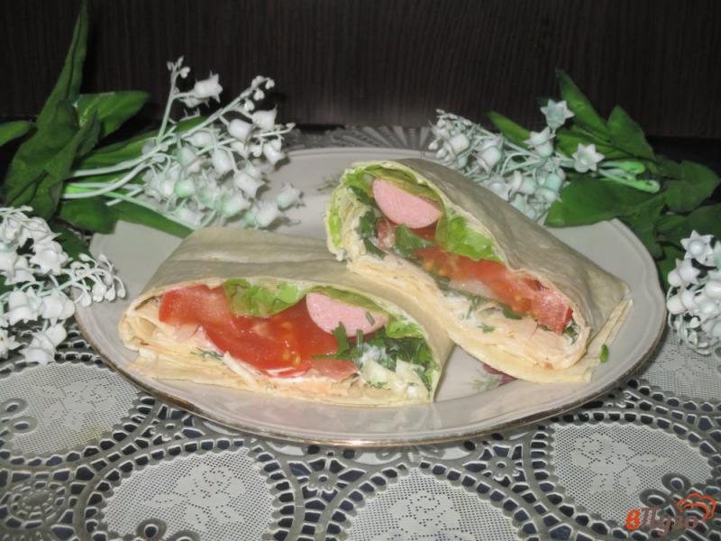 Фото приготовление рецепта: Сосиски в лаваше с зеленью и помидорами шаг №4