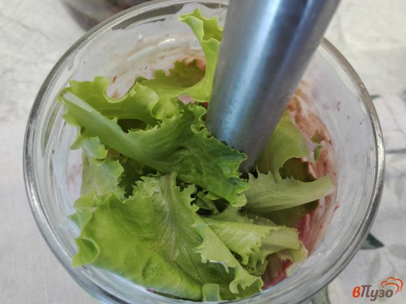 Фото приготовление рецепта: Творожный крем с клубникой и листьями салата шаг №3