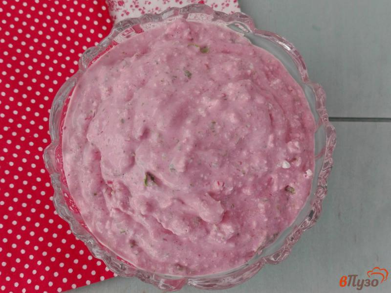 Фото приготовление рецепта: Творожный крем с клубникой и листьями салата шаг №5