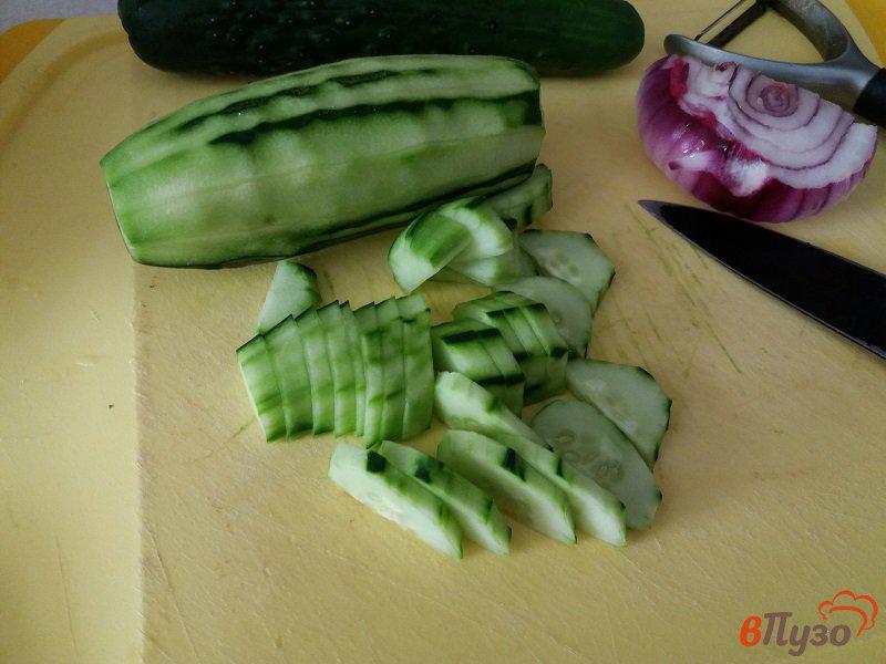 Фото приготовление рецепта: Овощной салат с красным луком и сметаной шаг №1