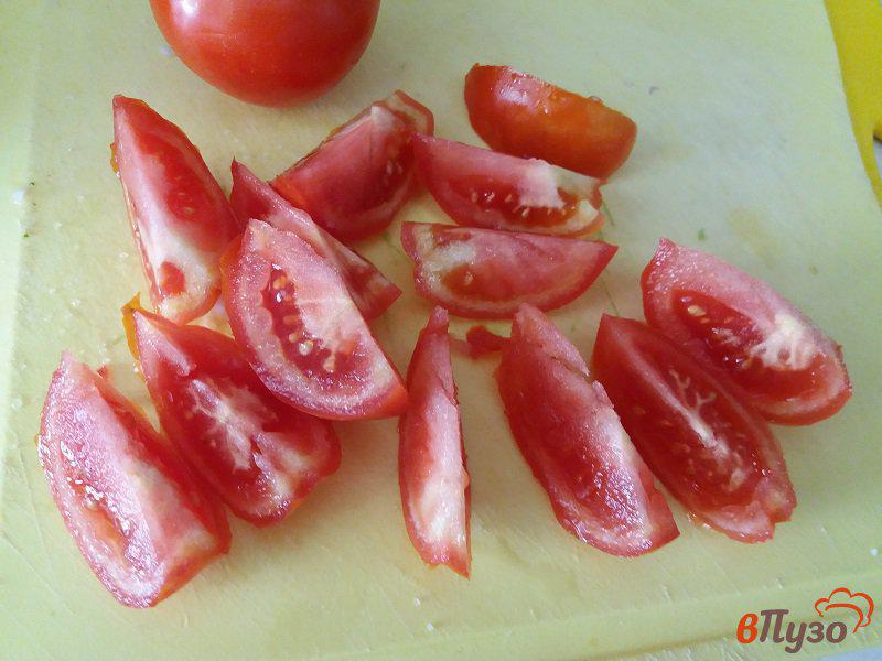 Фото приготовление рецепта: Овощной салат с красным луком и сметаной шаг №4