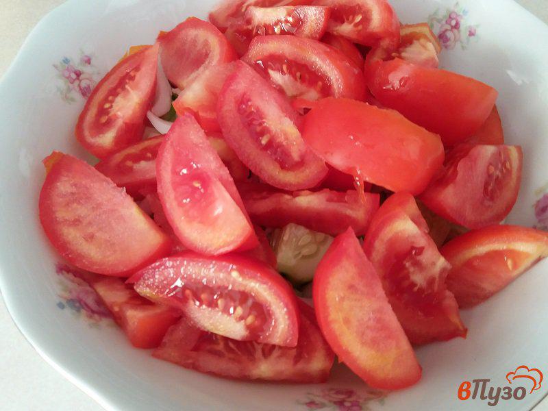 Фото приготовление рецепта: Овощной салат с красным луком и сметаной шаг №5