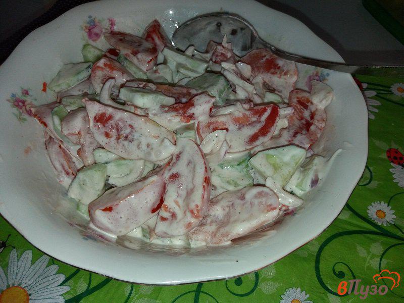 Фото приготовление рецепта: Овощной салат с красным луком и сметаной шаг №7