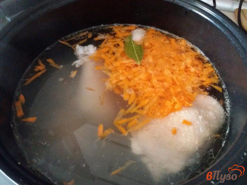 Фото приготовление рецепта: Куриный суп с зеленью шаг №3