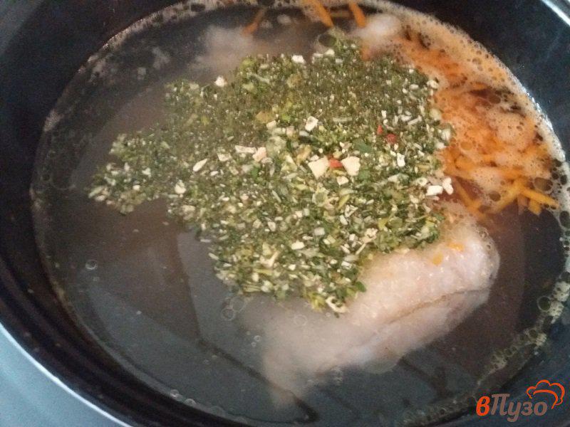 Фото приготовление рецепта: Куриный суп с зеленью шаг №4