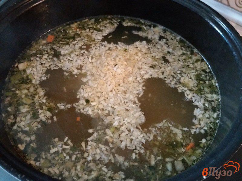 Фото приготовление рецепта: Куриный суп с зеленью шаг №5