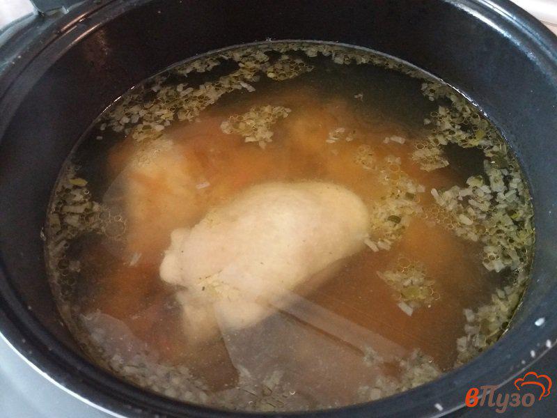 Фото приготовление рецепта: Куриный суп с зеленью шаг №6