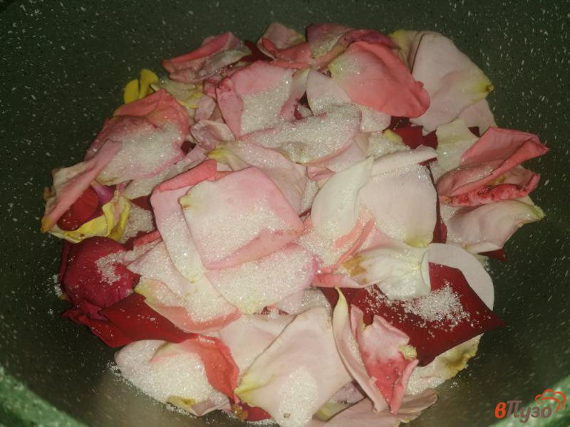 Фото приготовление рецепта: Варенье из розовых лепестков шаг №1