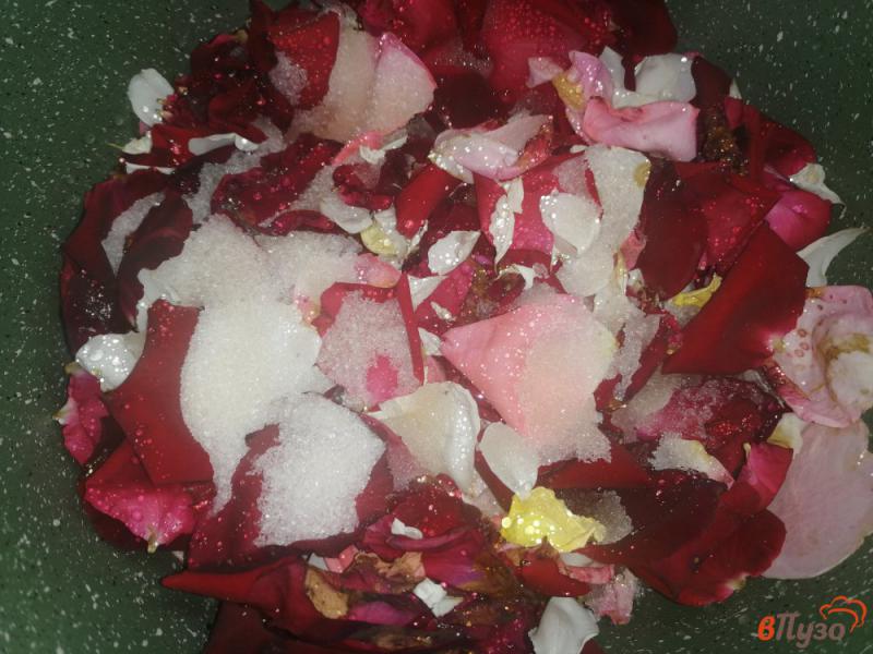 Фото приготовление рецепта: Варенье из розовых лепестков шаг №4
