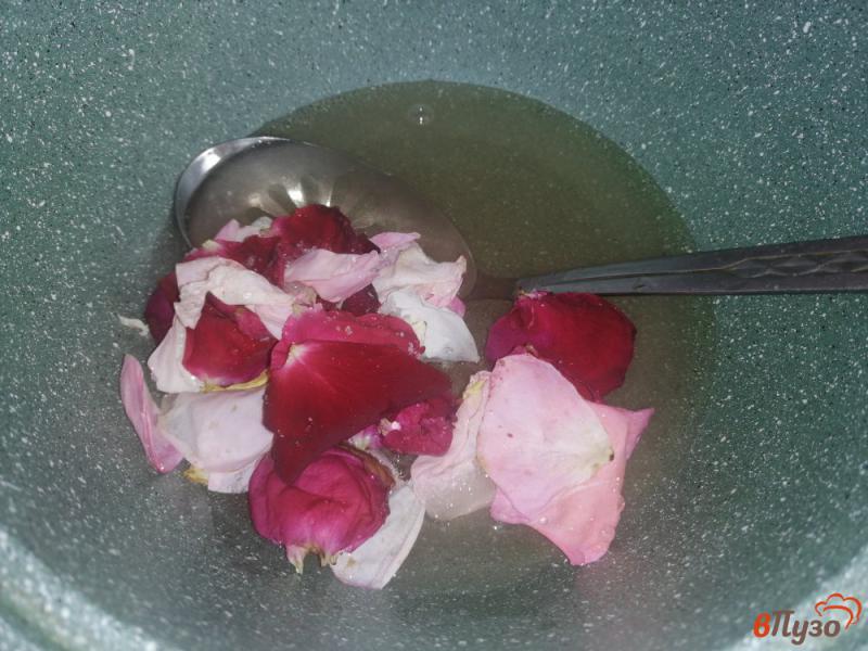 Фото приготовление рецепта: Варенье из розовых лепестков шаг №5