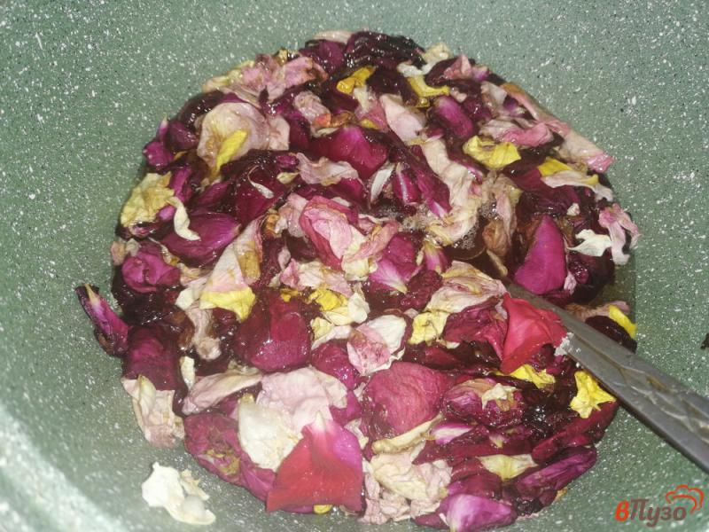 Фото приготовление рецепта: Варенье из розовых лепестков шаг №6