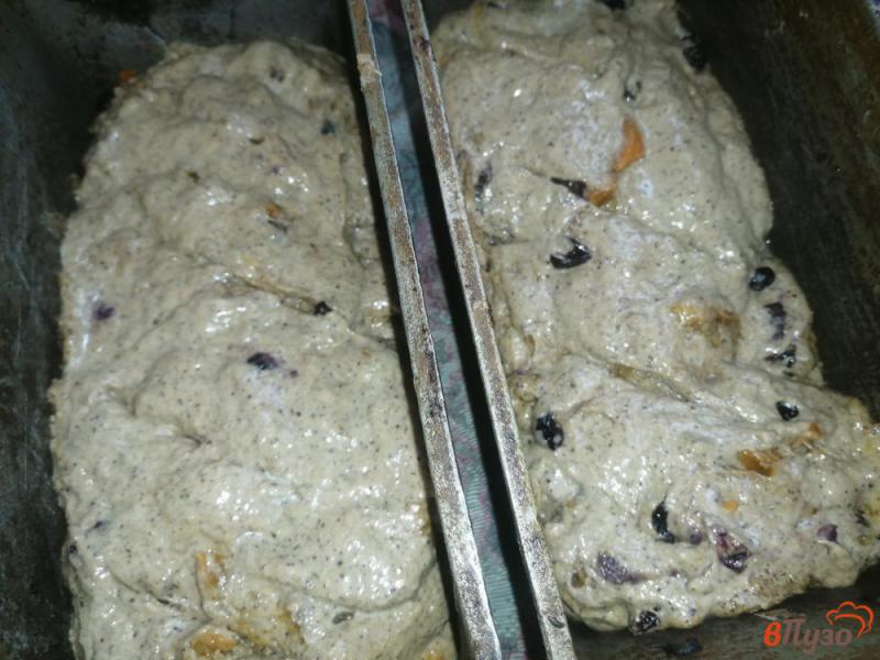 Фото приготовление рецепта: Ржаной хлеб с изюмом и курагой шаг №11