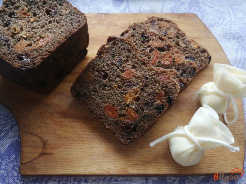 Фото приготовление рецепта: Ржаной хлеб с изюмом и курагой шаг №14