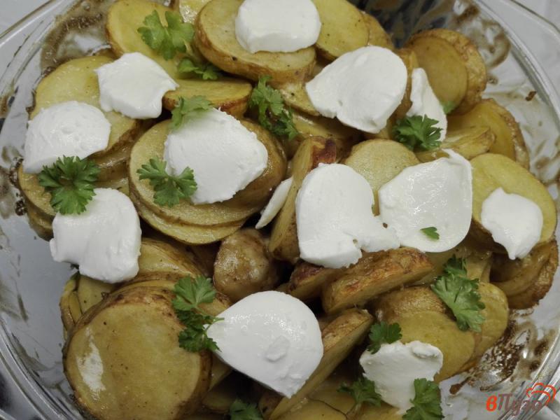 Фото приготовление рецепта: Запеченный молодой картофель с моцареллой шаг №6