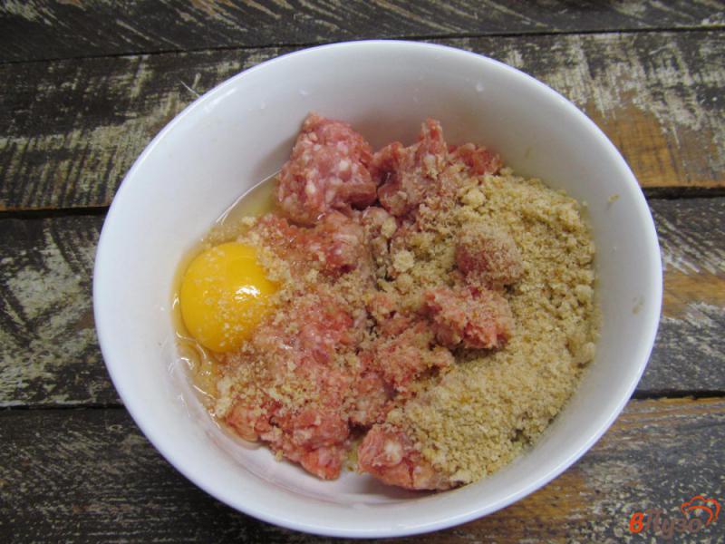 Фото приготовление рецепта: Котлеты с начинкой из яйца и майонеза шаг №2