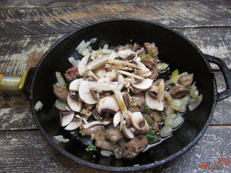 Фото приготовление рецепта: Куриные сердечки с грибами шаг №4