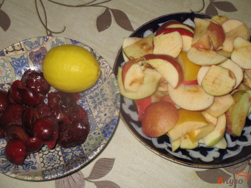 Фото приготовление рецепта: Компот из яблок и слив с лимоном шаг №1