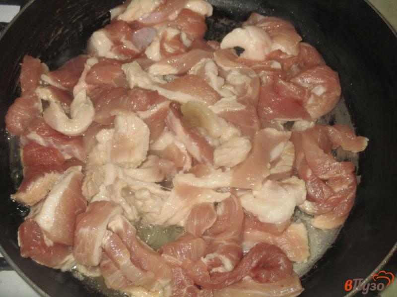 Фото приготовление рецепта: Свинина с молодым картофелем в сливочном соусе шаг №2