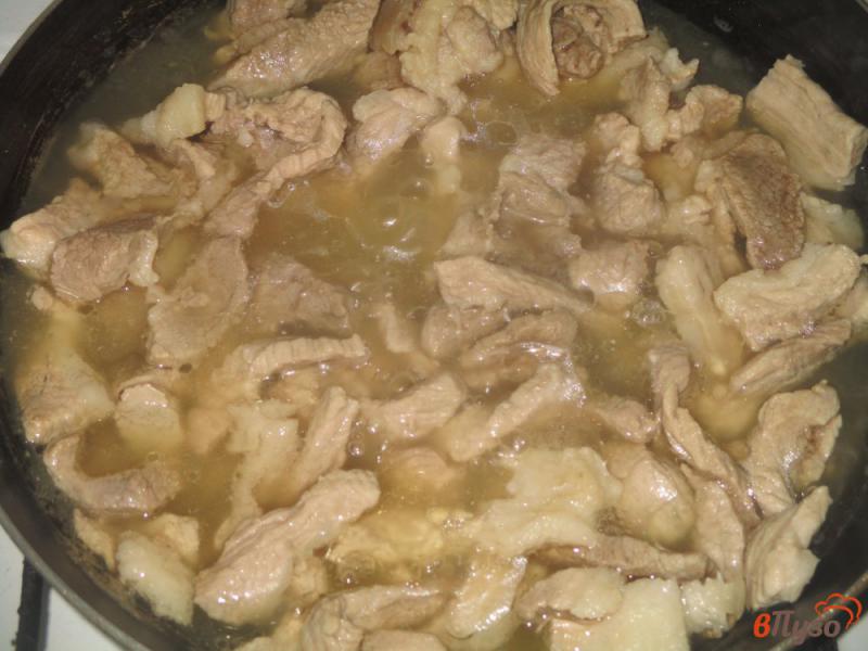 Фото приготовление рецепта: Свинина с молодым картофелем в сливочном соусе шаг №3