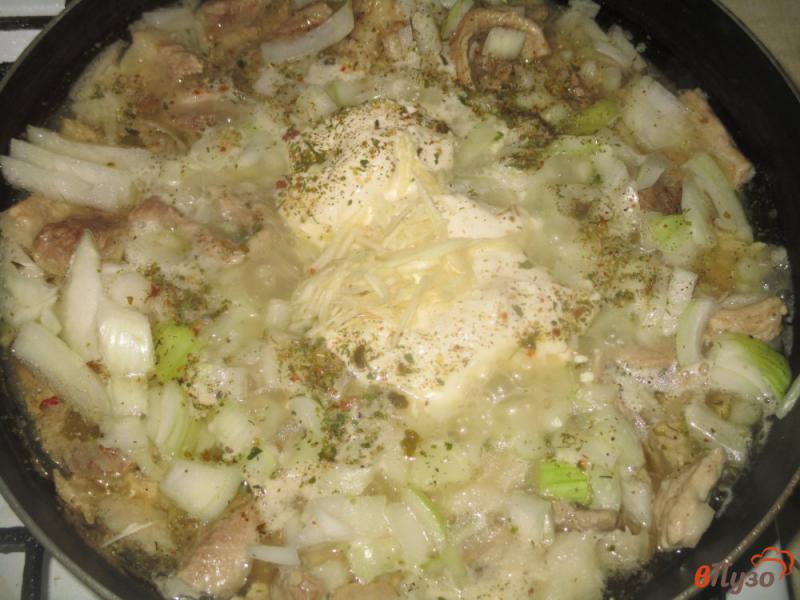 Фото приготовление рецепта: Свинина с молодым картофелем в сливочном соусе шаг №4