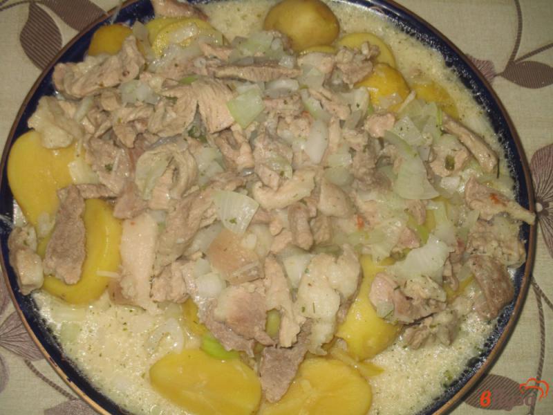 Фото приготовление рецепта: Свинина с молодым картофелем в сливочном соусе шаг №7