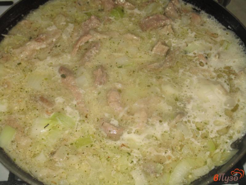 Фото приготовление рецепта: Свинина с молодым картофелем в сливочном соусе шаг №5