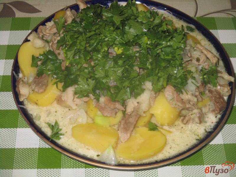 Фото приготовление рецепта: Свинина с молодым картофелем в сливочном соусе шаг №8