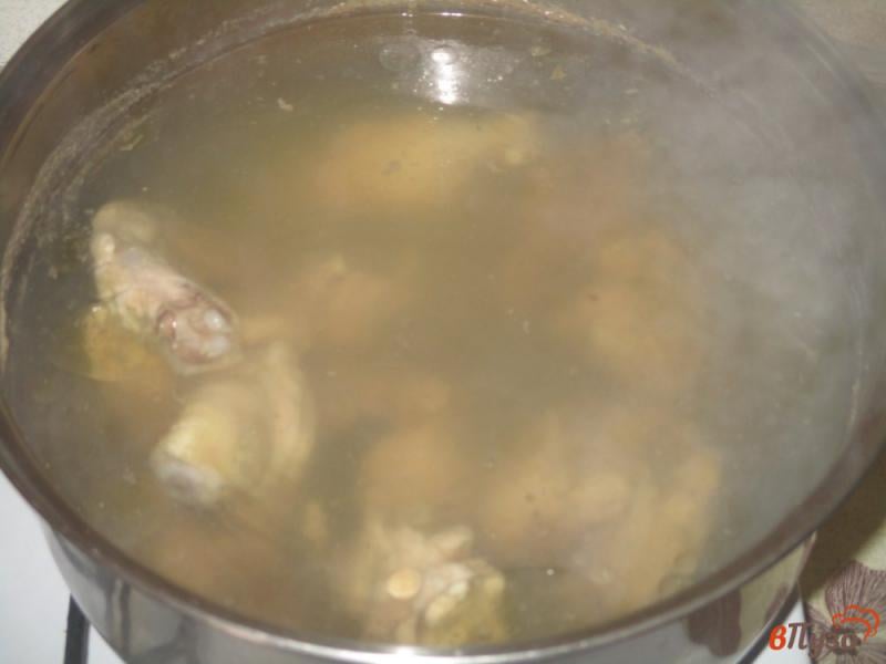 Фото приготовление рецепта: Куриный суп с лапшой и шампиньонами шаг №1