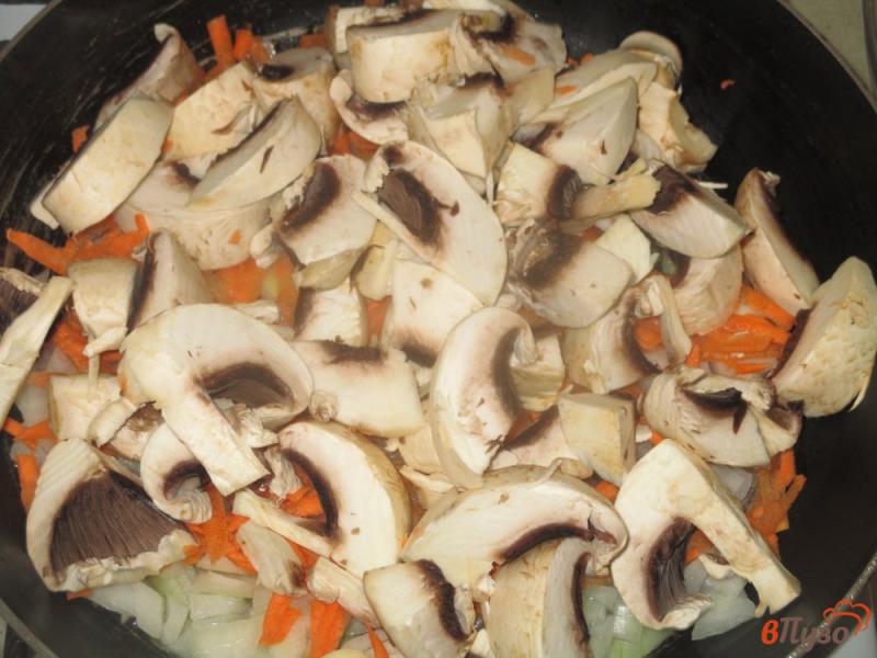 Фото приготовление рецепта: Куриный суп с лапшой и шампиньонами шаг №2
