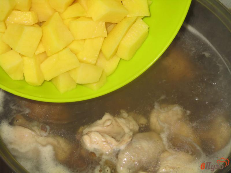 Фото приготовление рецепта: Куриный суп с лапшой и шампиньонами шаг №3