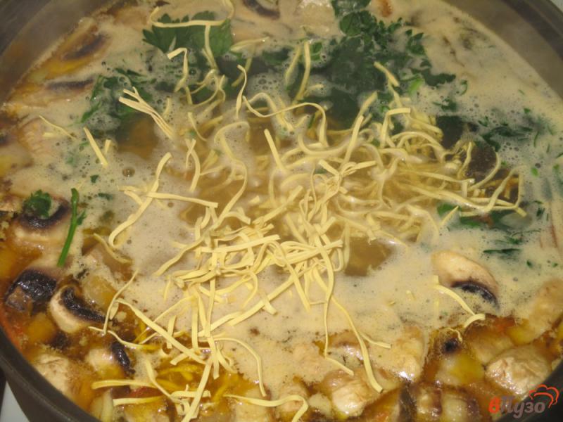 Фото приготовление рецепта: Куриный суп с лапшой и шампиньонами шаг №4